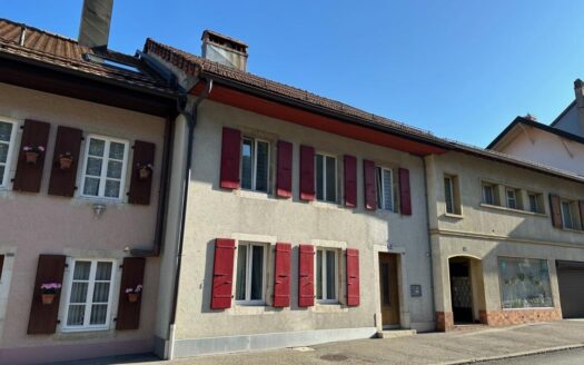 MAISON VILLAGEOISE CONTIGUË AVEC JARDIN ET VUE DEGAGEE