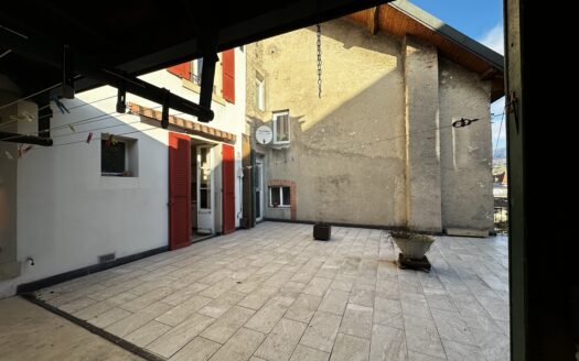 IMMEUBLE TRAVERSANT 4 APPARTEMENTS, AVEC COMMERCE ET RESTAURANT