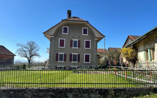 Propriété comportant deux bâtiments : une maison habitable et une ferme à transformer