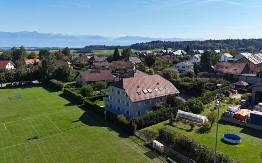 APPARTEMENT EN DUPLEX DE 5 PIÈCES AVEC BALCON ET PLACES DE PARC INTÉRIEURE ET EXTÉRIEURE