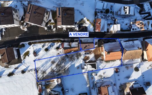 MAISON LOCATIVE DE 3 GARAGES, 3-4 APPARTEMENTS MAISON VILLAGEOISE CONTIGUË AVEC JARDIN ET VUE DEGAGEE