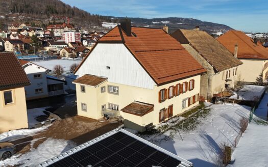 MAISON LOCATIVE DE 3 GARAGES, 3-4 APPARTEMENTS MAISON VILLAGEOISE CONTIGUË AVEC JARDIN ET VUE DEGAGEE