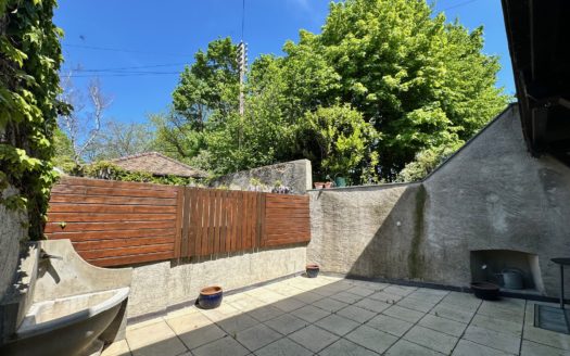 APPARTEMENT EN TRIPLEX DANS UNE BELLE MAISON VIGNERONNE