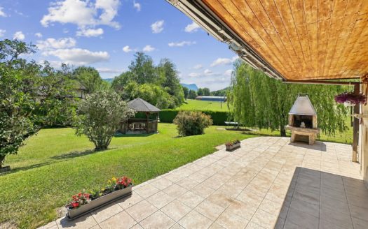 VILLA INDIVIDUELLE DE PLAIN-PIED EN BORDURE DE ZONE AGRICOLE AVEC UN RUISSEAU