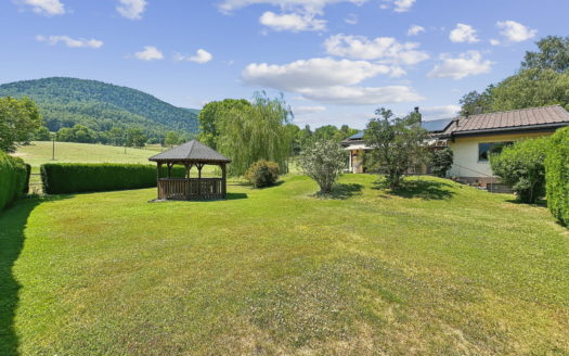 VILLA INDIVIDUELLE DE PLAIN-PIED EN BORDURE DE ZONE AGRICOLE AVEC UN RUISSEAU