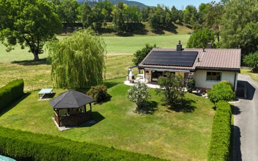 VILLA INDIVIDUELLE DE PLAIN-PIED EN BORDURE DE ZONE AGRICOLE AVEC UN RUISSEAU