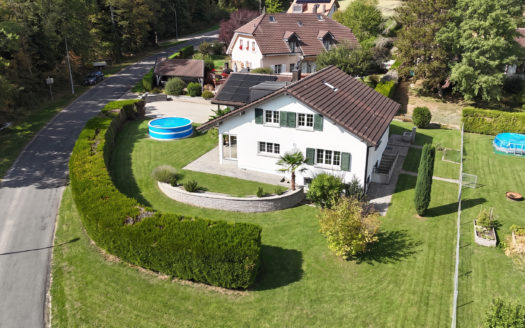 TRÉS BELLE VILLA INDIVIDUELLE ENTIÈREMENT RÉNOVÉE, PARFAITE POUR UNE FAMILLE