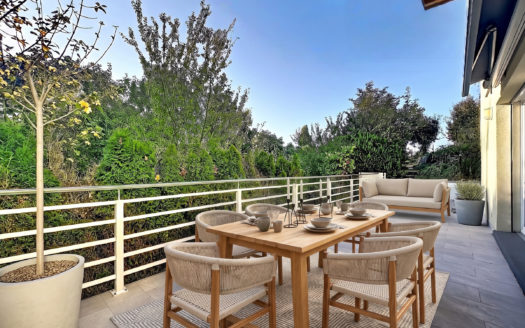 APPARTEMENT DE 3,5 PIÈCES DE 97 M2 AVEC TERRASSE ET 2 PLACES DE PARC.